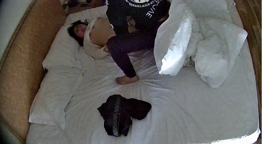 公寓酒店 3-15 男人猴急的给小胖妞脱衣服 第一炮结束后又让小妞打了一发手冲 自己爽了才去扣小妞的逼